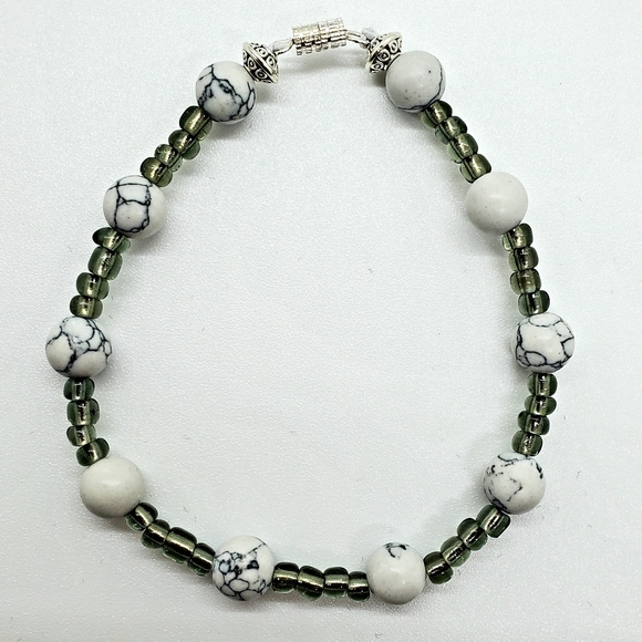 Womens Black and White Round Bead with Small Glass Beaded Bracelet - Picture 2 of 2
